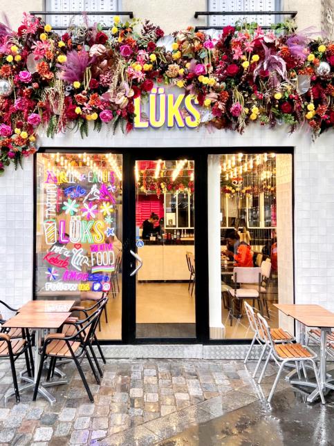 Un décor « girly » pour toutes les enseignes Lüks Kebab avec l’exemple du restaurant du 13e arrondissement de Paris. 