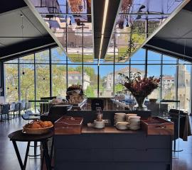 Les tables du restaurant entourent le bar central et profitent d'une vue dégagée sur les remparts...