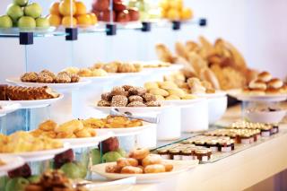 Sur un buffet, le temps d'exposition des aliments est relativement long, ce qui augmente le risque...