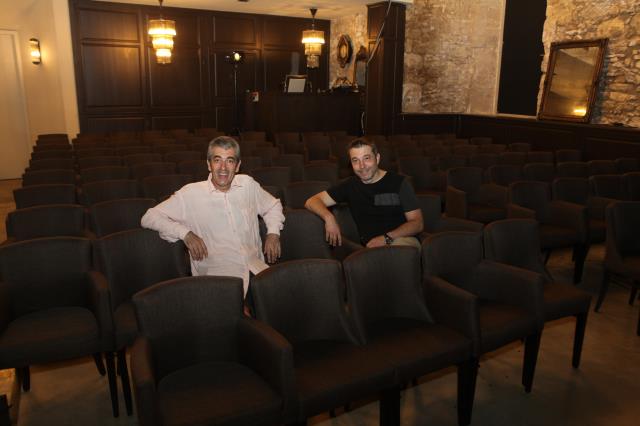 François Tassan et Richard Hemin ont fait de leur salle de restaurant un théâtre accueillant six spectacles par jour.