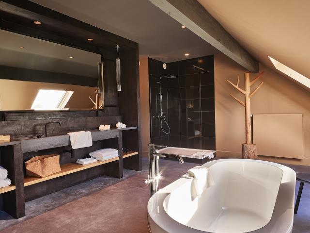 Omniprésence des matériaux naturels, comme le bois, jusque dans la salle de bains des 11 chambres de l'hôtel.