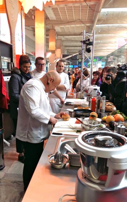 Le chef Thierry Marx, en escale gare Montparnasse, le temps de concocter sa version du 'sandwich SNCF'.