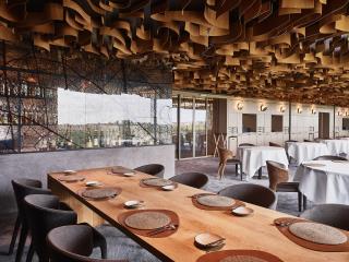 Le plafond du restaurant se pare de lamelles naturelles de bois.