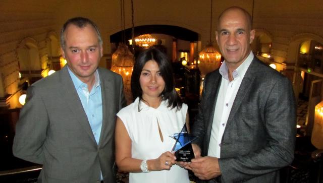 De gauche à droite : Patrice Marty, organisateur du Colloque des résidences de tourisme et du trophée de la Clientèle, Véronique Piel, groupe Neotelia à Cannes, Patrick Boukobza, directeur général de Serfigroup, partenaire du Trophée.