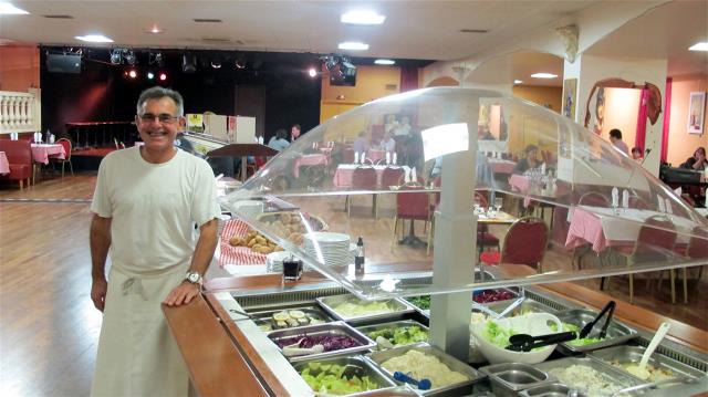 Chef-propriétaire de Jaune Poussin, Gérard Caillé ( au centre) accueille ses clients, 80% d'habitués, du lundi au vendredi de 11h45 à 14h, dans une vaste salle de 850 m2 climatisée