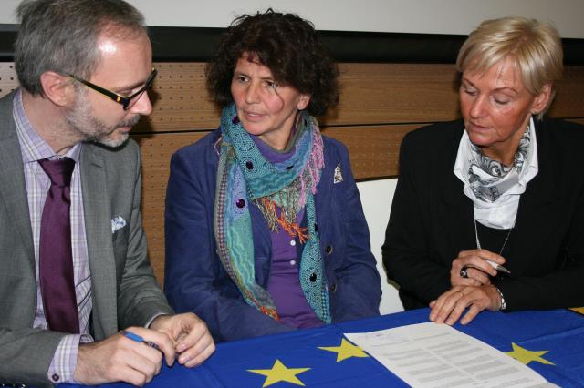 Signature du partenariat avec Arnaud Dubois et Mme Pohlmann et Mme Rebstock, professeur de français.