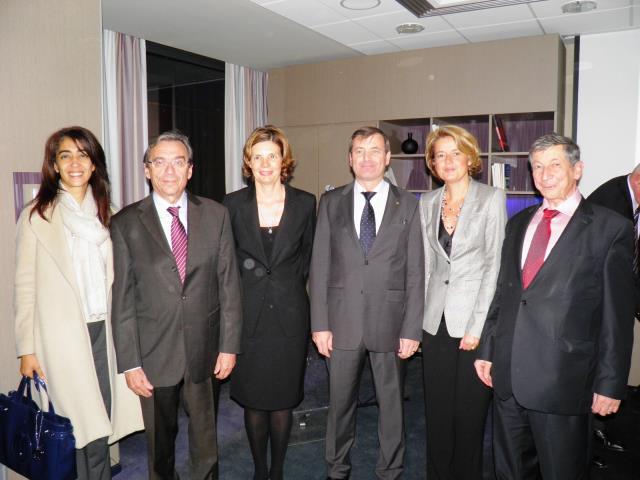 De gauche à droite : Nawel Rafik adjointe au maire, Roland Ries maire de Strasbourg, Sandrine Hugonot directrice générale du Sofitel Strasbourg Grand Ile, Lionel Lorans président national des Clefs d'or, Véronique Claude directrice délégué Sofitel zone Fr