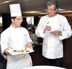 Le vainqueur Pierrick Larrans et Guy Legay, lors de la finale au restaurant Maison Blanche à Paris.