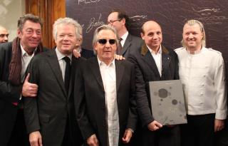 De gauche à droite: Bruno Verjus, Gilles Pudlowski et Gilbert Montagné, fier de présenter la...