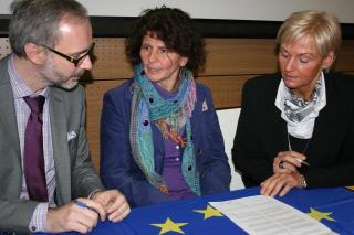 Signature du partenariat avec Arnaud Dubois et Mme Pohlmann et Mme Rebstock, professeur de...