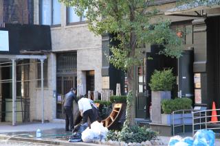 Les restaurateurs et leurs employés s'emploient à effacer les traces du passage de l'ouragan.