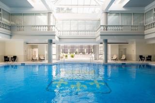 Le spa Guerlain du Trianon Palace - Waldorf Astoria Versailles et sa piscine de 18 mètres sur 10 mètres.