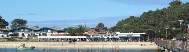 En première ligne sur le Bassin, Pinasse Café et l'Escale uniques restaurants au bout de la jetée Bélisaire