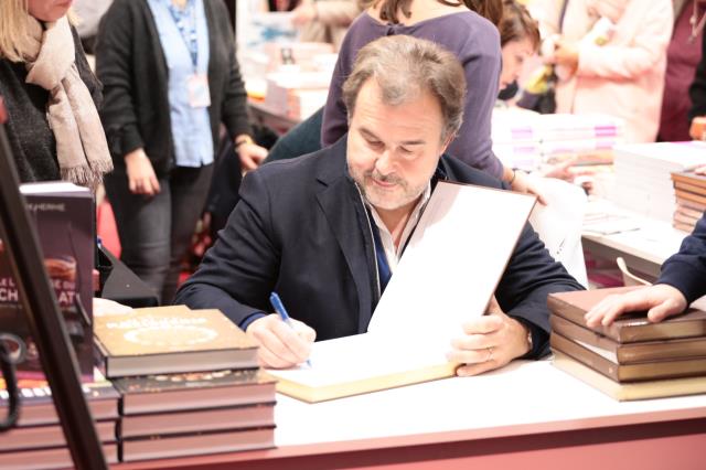 Pierre Hermé, président du salon du livre gourmand; en pleine séance de dédicaces.