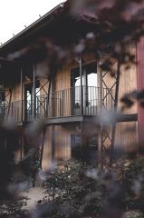 Le Barn a logé ses chambres dans des granges réhabilitées.