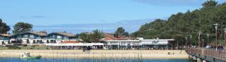 En première ligne sur le Bassin, Pinasse Café et l'Escale uniques restaurants au bout de la jetée...