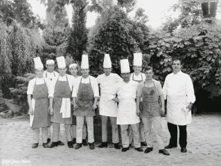 Roger Jaloux, au centre, entouré de la brigade de Paul Bocuse, alors dirigée par Robert Dubuis.