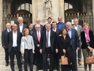 Les représentants de la CAT sur les marches de l'Opéra Garnier à Paris au terme de leur réunion...