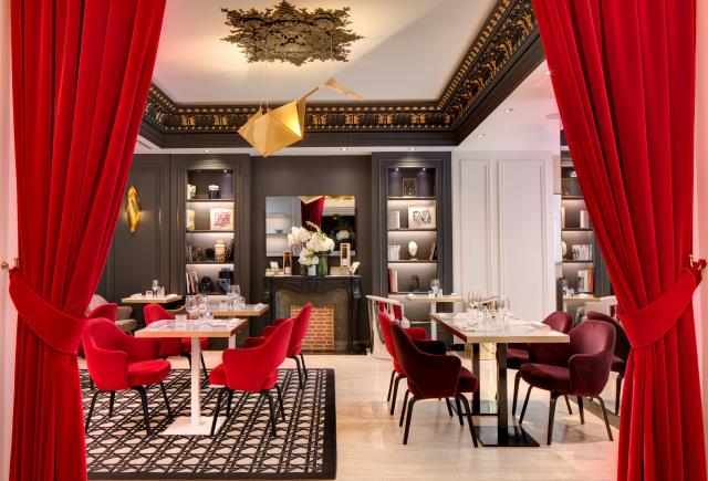 Marbre et dorures réhaussent la décoration de la salle de restaurant du 99 Haussmann,  à Paris (VIIIe).