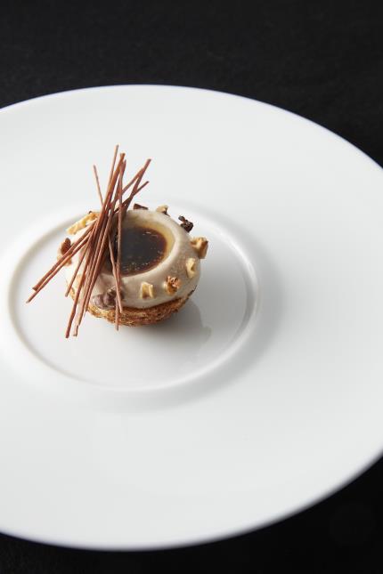 Le Madère crème glacée aux coquilles de noix, vinaigrette, chou croustillant, poudre d'anis