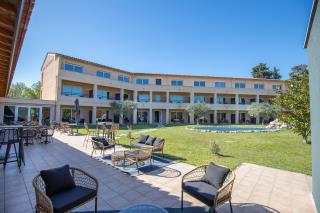 L'hôtel La Perna, à Pernes-les-Fontaines, a une configuration de type motel.