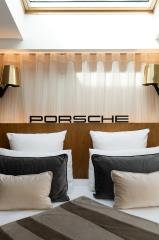 La suite Porsche, décorée aux couleurs du constructeur.