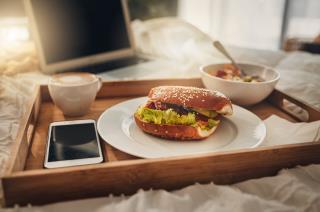 Le burger est l'option la plus populaire dans le monde (40 %) sur les cartes de room service, et...