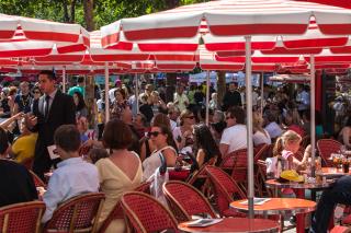 La terrasse d'un café sur les Champs-Élysées