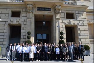 Elèves et professeurs du lycée Rabelais de Ifs devant l'hôtel de Crillon