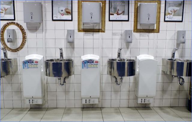 Pour les besoins de l'étude, quatre sanitaires publics (deux pour les hommes et deux pour les femmes) ont été équipés d'essuie-mains en papier et de sèche-mains à air pulsé, placés l'un au-dessus de l'autre.