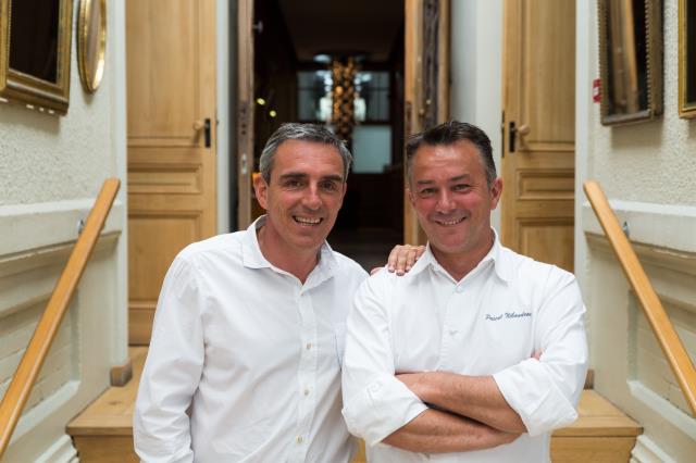 Laurent Tournier, à gauche, et Pascal Nibaudeau, le Chef exécutif du Pinasse Café, qui apprécie de retrouver l'aspect technique de la gastronomie.