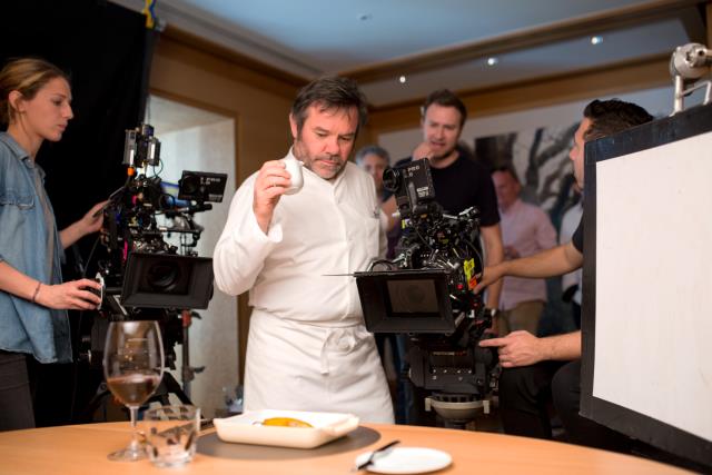 Le chef Michel Troisgros et l'équipe de tournage de Chef's Table à Roanne