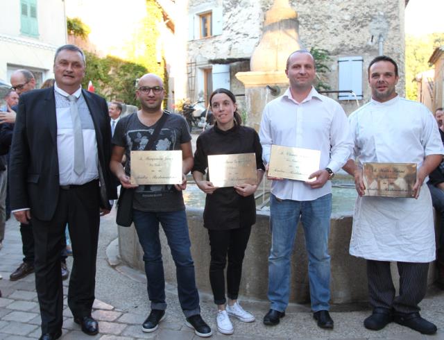 De g. à d. : Thierry Souêtre, Président UMIH 04, Benjamin Jover, Laëtitia Gomez-Valle, Claude Terrier, Walter Pacini, nouvellement titré Maîtres Restaurateurs.