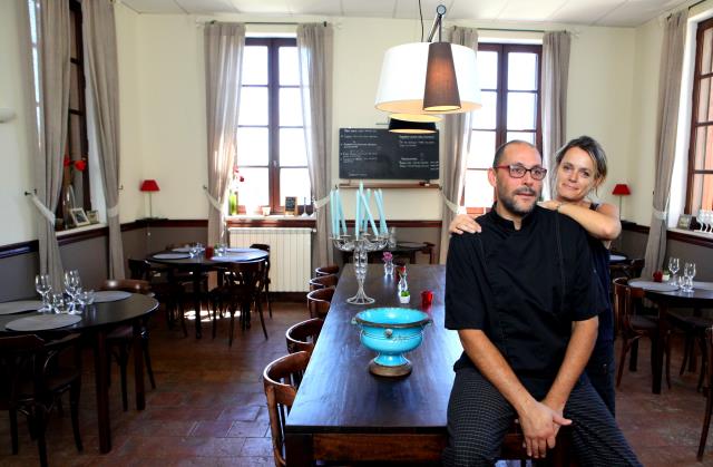 Benoît et Marlène Vanoverbeke dans l'ancienne salle de classe devenue restaurant.