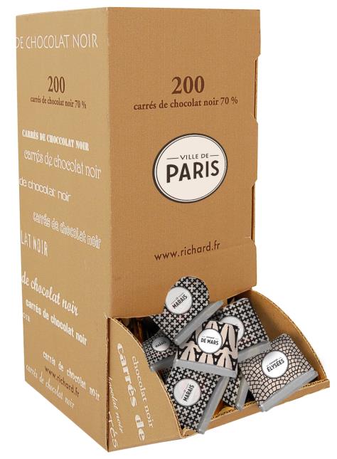 Pour l'accompagner, des carrés de chocolat. La boîte comprend 200 carrés panachés Elysées, Marias, Saint-Germain...