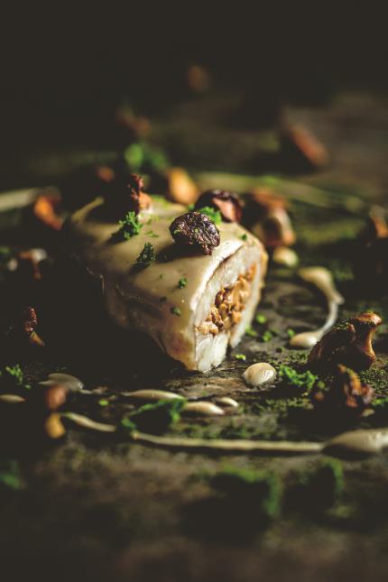 Sole de sable farcie d'une duxelles de girolles, sucs des arêtes à peine crémés au vin jaune.