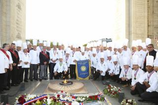 Une centaine de membres de l'Académie Culinaire de France et de diverses associations se sont...