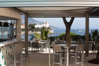 Le nouveau restaurant joue la luminosité et la transparence.