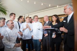 Alain Ducasse et Anne Hidalgo, maire de Paris, entourés de chefs participant à Tous au Restaurant...