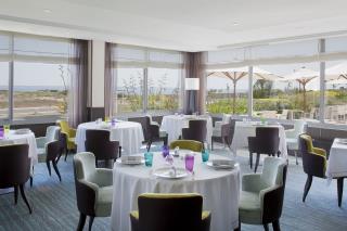 Au restaurant Le Delight du Sofitel Quiberon, les recettes sont travaillées à la fois par le chef...