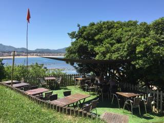 Le panorama est l'un des grands atouts du restaurant-bar. Le drapeau rouge signale que Le Middle...