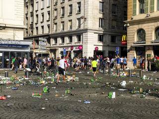 De nombreuses bouteilles de bière en verre confirment que l'interdiction de vente d'alcool à...