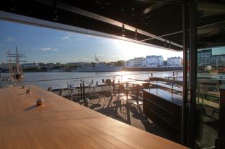 Le bar du O Deck, à Nantes, s'organise autour d'un long comptoir en bois, qui file jusque sur l'un...