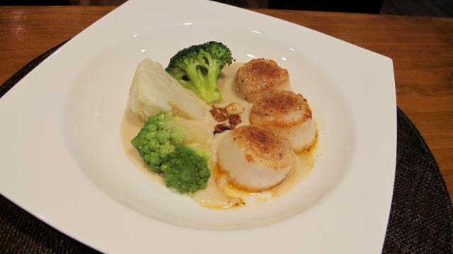 Noix de Saint-Jacques en croûte de noisettes, mousseline de choux-fleurs. Un plat de Gilles Gourvat, La Table du Pouyaud, à Champcevinel