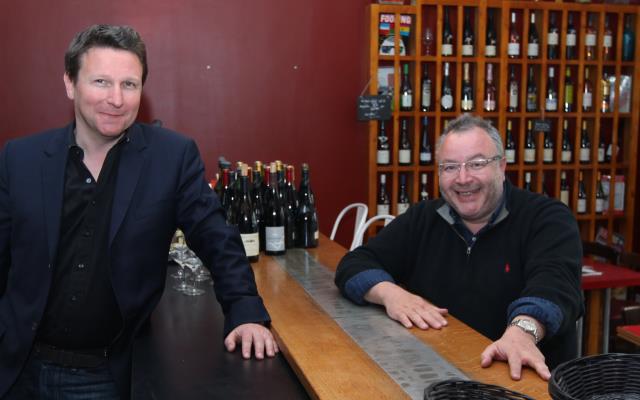 Christophe Garnier et Frédéric Laloy misent sur le vin à prix très raisonnable : le prix caviste et un droit de bouchon de 5 €.