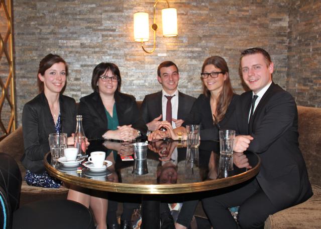 De gauche à droite : Pauline, Marie-Cécile, Antoine, Géraldine et Louis font partie de la 5ème promotion de la Licence professionnelle « Encadrement et exploitation en hôtellerie et restauration de luxe » du lycée Albert de Mun, à Paris.