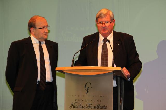 Dominique Pierre, directeur général de Nicolas Feuillatte, et Sylvain Delaunois, président du centre vinicole (à droite).