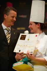 Julie Lhumeau reçoit le prix Rougié de Meilleur Commis du Bicuse d'Or Europe 2012 des mains de...