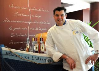 Le Chef Laurent Tanguy propose à ses clients de découvrir autour d'une table les produits du...