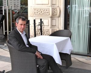 Directeur de l'Hôtel de France à Angers, Vincent Bouyer représente la quatrième génération de sa...